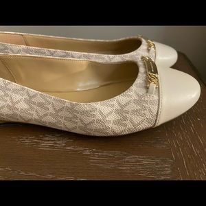 New Michael kors flats shoes size 7.5 US